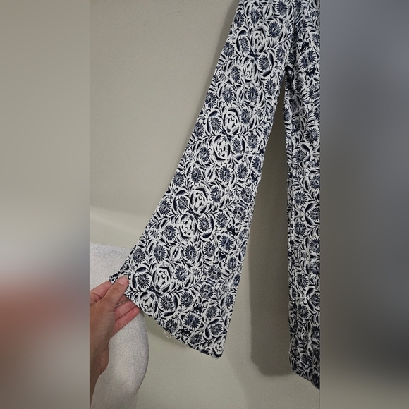 LULU'S Many Moons Ivory and Navy Blue/White Floral Print Short Romper. XS NWT - Picture 16 of 16